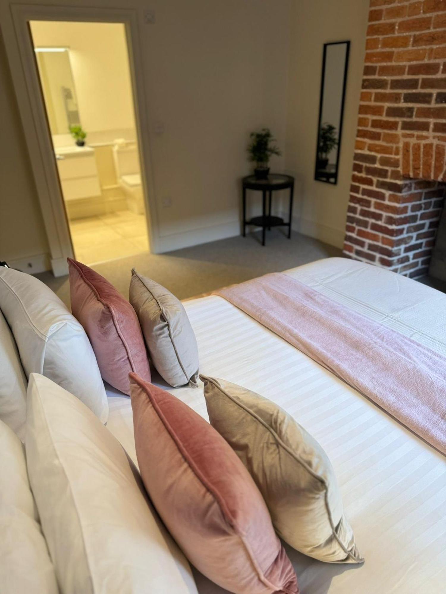 Osbourne House Pink 2 Bed, 2 And Half Bath Apartment Birmingham Exterior photo